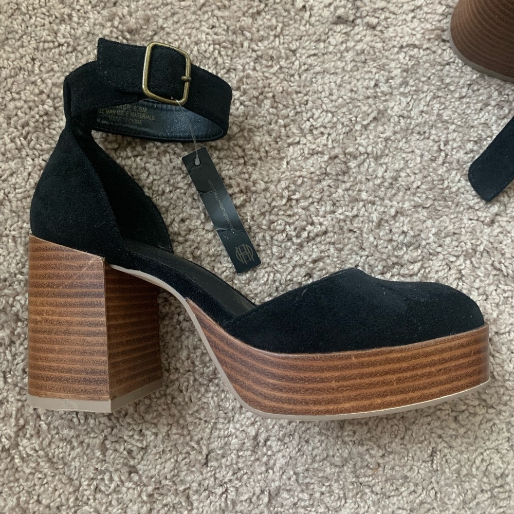 NWT House of Harlow Black Suede Platform Heels